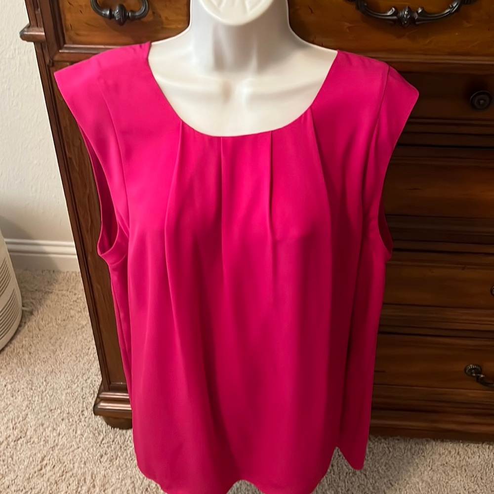 NWOT XL Vince Camuto sleeveless/scoop neck hot pink top will  get you noticed!